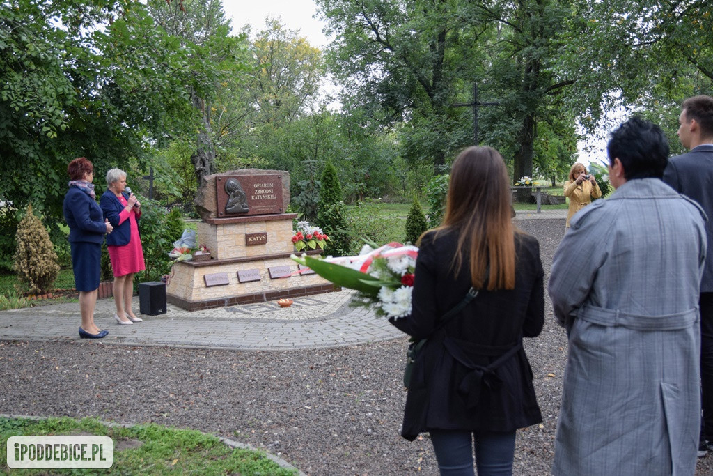Uczniowie z Poddębic odwiedzili Plac Dębów Katyńskich