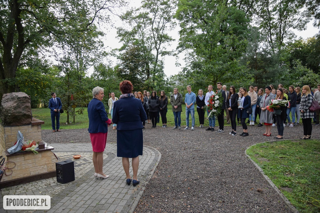 Uczniowie z Poddębic odwiedzili Plac Dębów Katyńskich