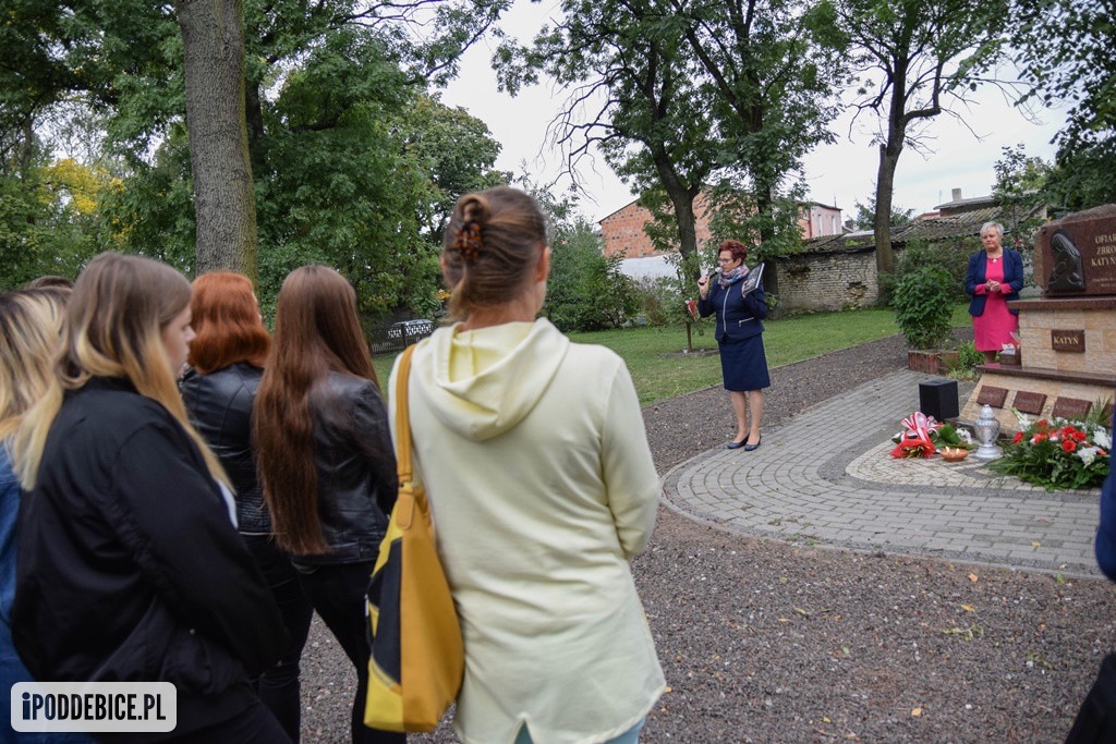Uczniowie z Poddębic odwiedzili Plac Dębów Katyńskich
