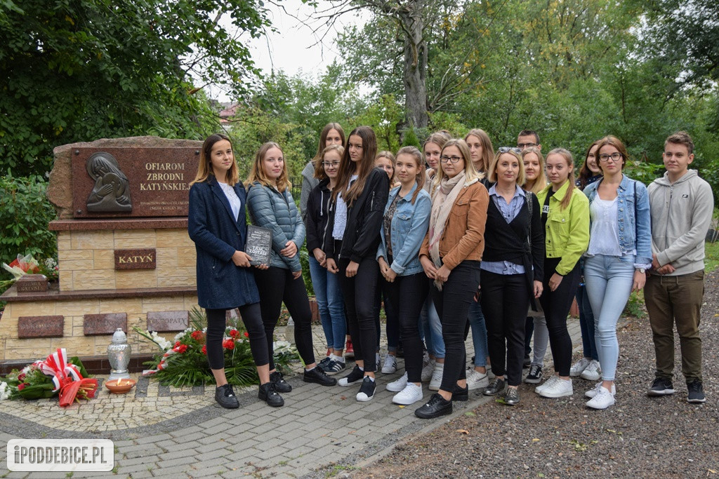 Uczniowie z Poddębic odwiedzili Plac Dębów Katyńskich