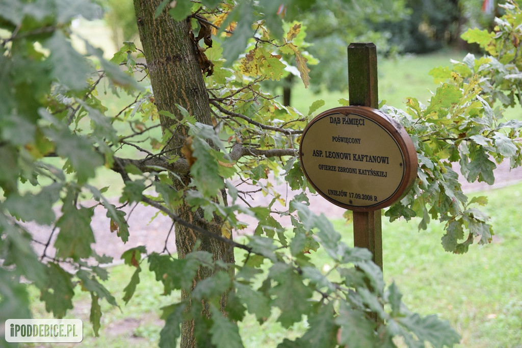 Uczniowie z Poddębic odwiedzili Plac Dębów Katyńskich