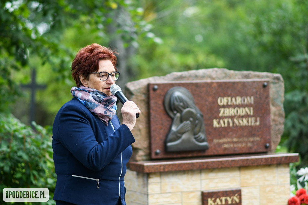 Uczniowie z Poddębic odwiedzili Plac Dębów Katyńskich