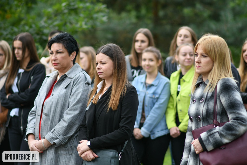 Uczniowie z Poddębic odwiedzili Plac Dębów Katyńskich
