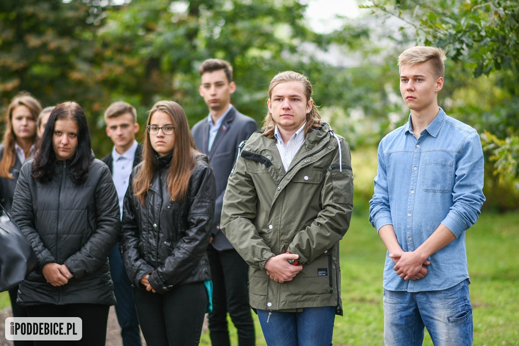 Uczniowie z Poddębic odwiedzili Plac Dębów Katyńskich