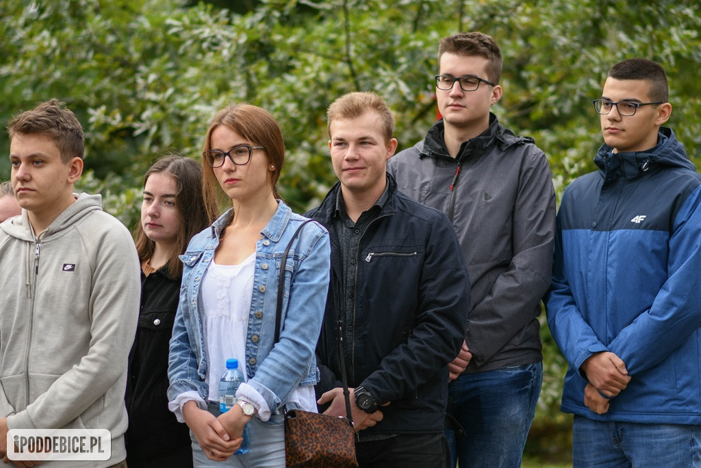 Uczniowie z Poddębic odwiedzili Plac Dębów Katyńskich