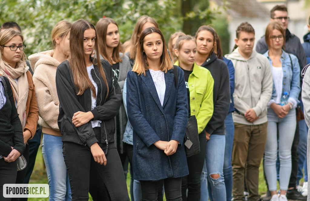 Uczniowie z Poddębic odwiedzili Plac Dębów Katyńskich