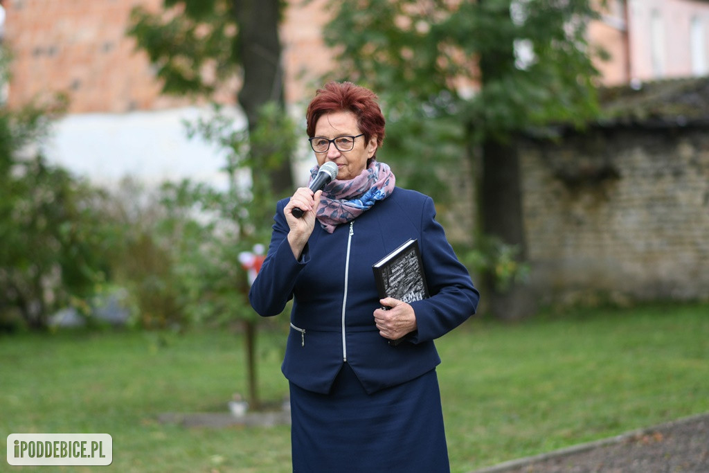 Uczniowie z Poddębic odwiedzili Plac Dębów Katyńskich