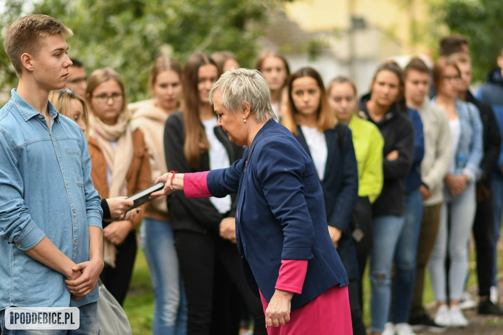 Uczniowie z Poddębic odwiedzili Plac Dębów Katyńskich