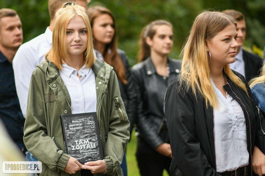 Uczniowie z Poddębic odwiedzili Plac Dębów Katyńskich