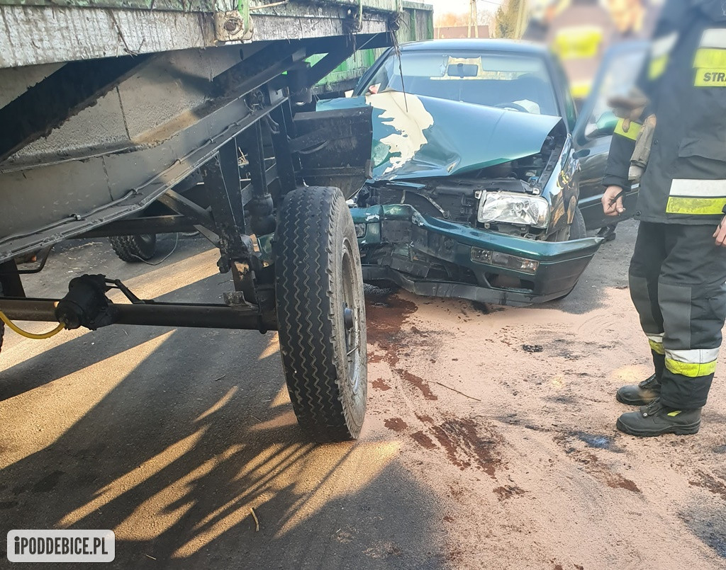 Osobówka uderzyła w przyczepę