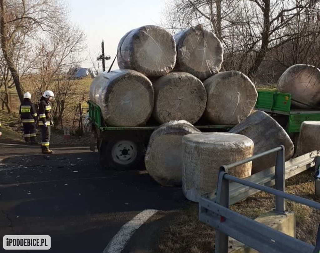 Osobówka uderzyła w przyczepę