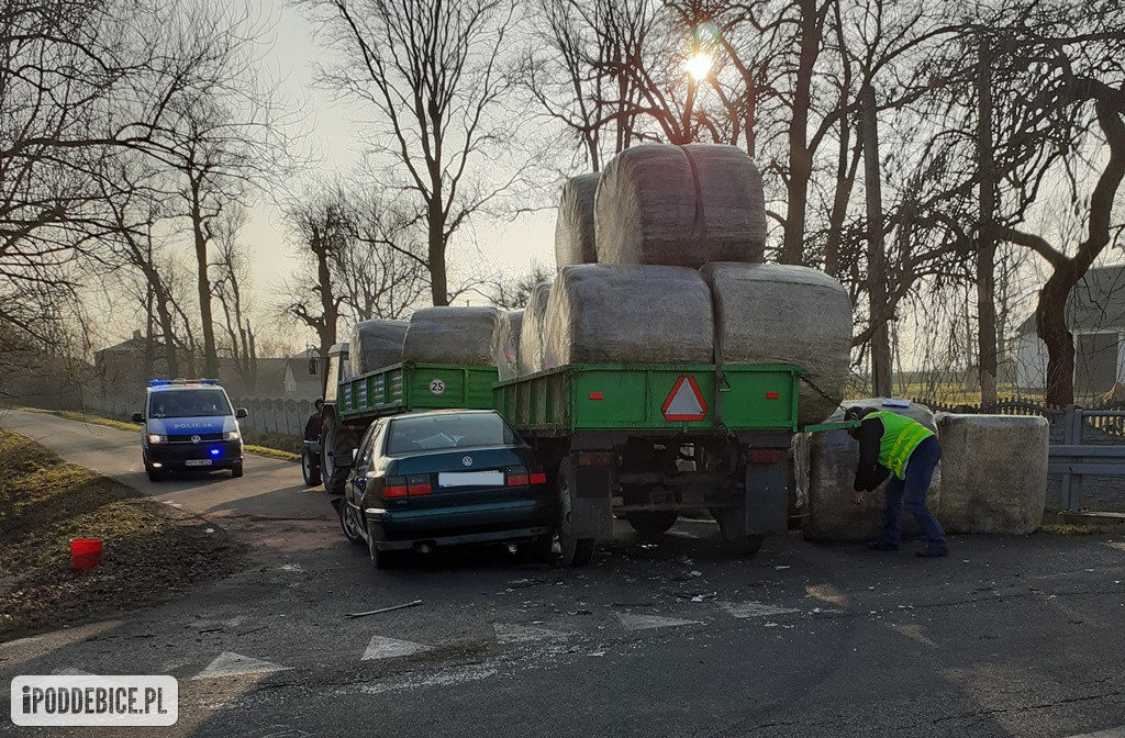 Osobówka uderzyła w przyczepę