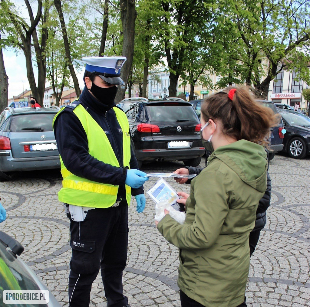 Policjanci z Poddębic rozdają maseczki