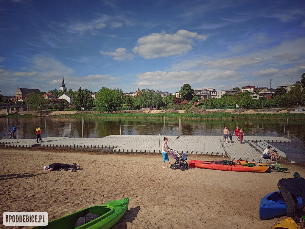 Przy plaży w Uniejowie pojawiły się pomosty. Zobacz zdjęcia