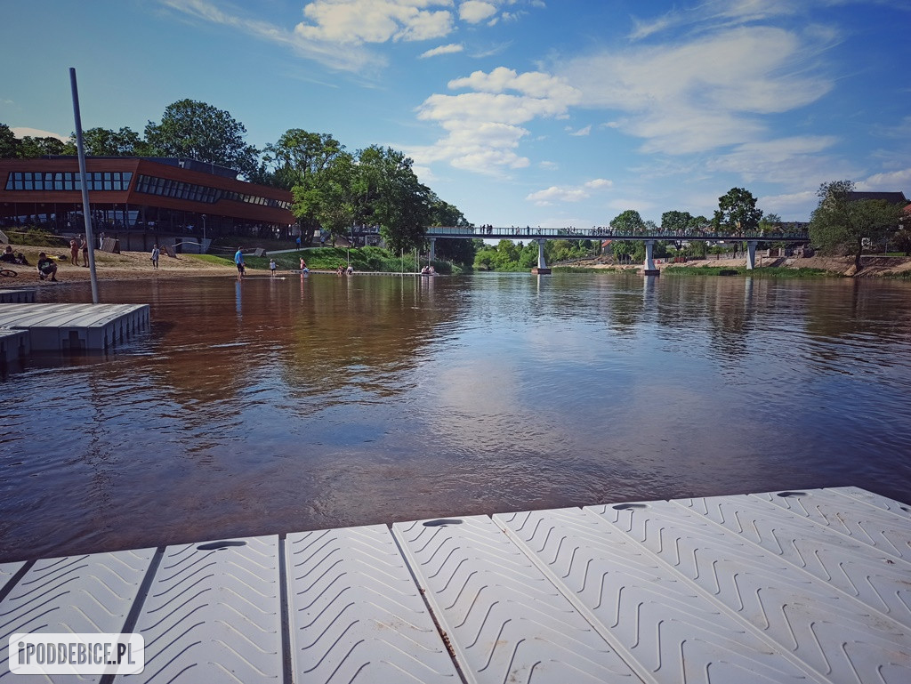 Przy plaży w Uniejowie pojawiły się pomosty. Zobacz zdjęcia