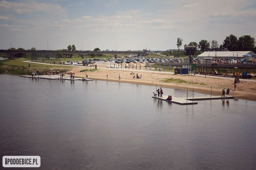 Przy plaży w Uniejowie pojawiły się pomosty. Zobacz zdjęcia