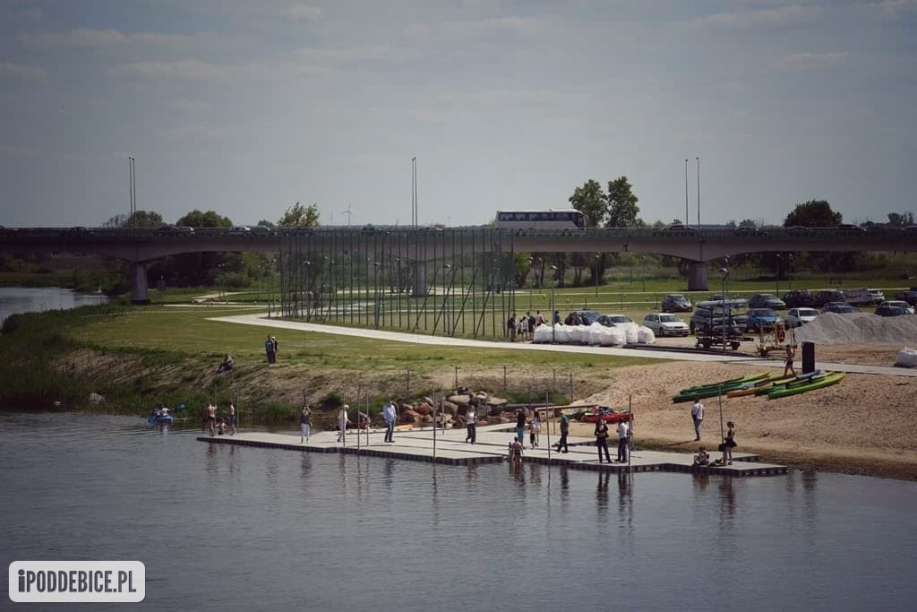 Przy plaży w Uniejowie pojawiły się pomosty. Zobacz zdjęcia