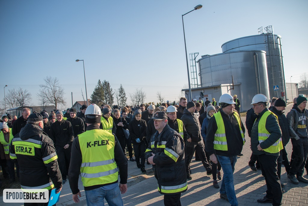 Ponad 200 osób ewakuowano w ramach ćwiczeń jednej z największych firm  w powiecie poddębickim
