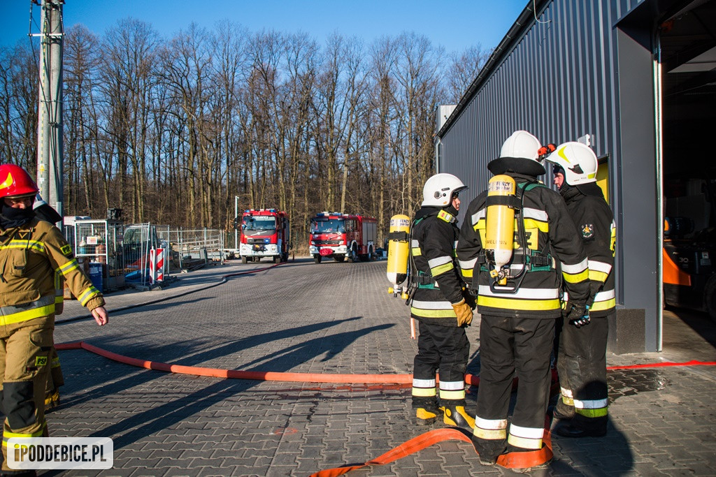 Ponad 200 osób ewakuowano w ramach ćwiczeń jednej z największych firm  w powiecie poddębickim