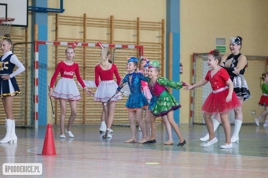 Mażoretki z Poddębic wracają z Mistrzostw Polski Środkowej z medalami [FOTO]