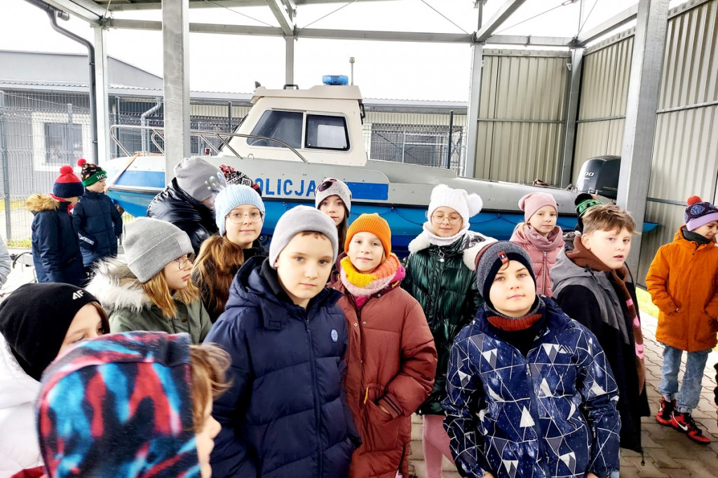 Dzieciaki odwiedziły poddębicką komendę