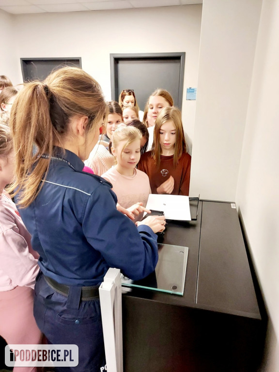 Dzieciaki odwiedziły poddębicką komendę