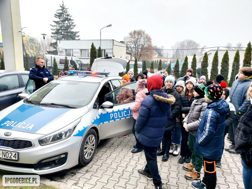 Dzieciaki odwiedziły poddębicką komendę