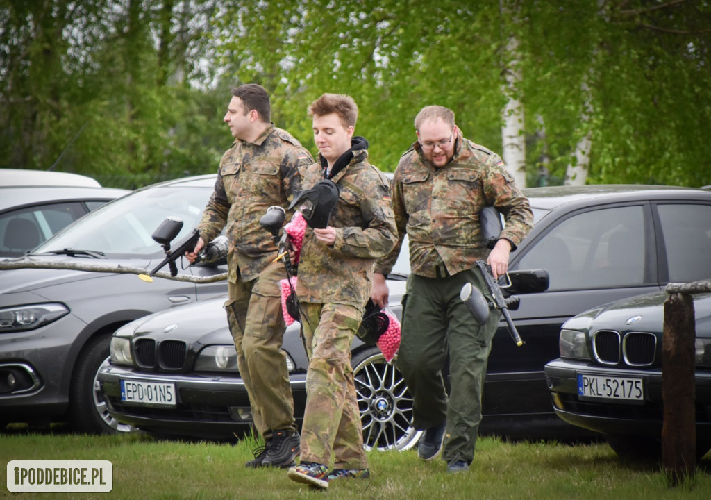 Popularni YouTuberzy grają w paintballa pod Uniejowem [ZDJĘCIA]