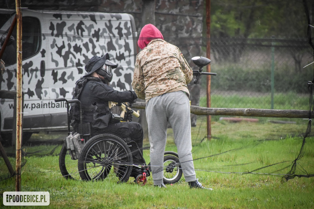 Popularni YouTuberzy grają w paintballa pod Uniejowem [ZDJĘCIA]