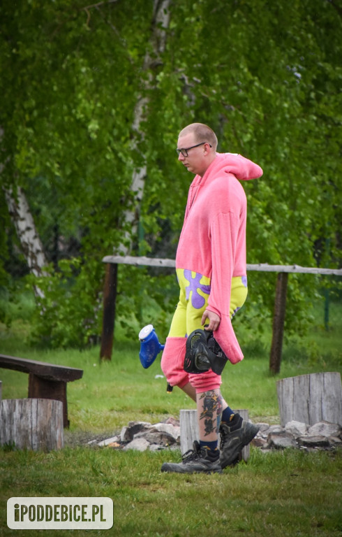 Popularni YouTuberzy grają w paintballa pod Uniejowem [ZDJĘCIA]