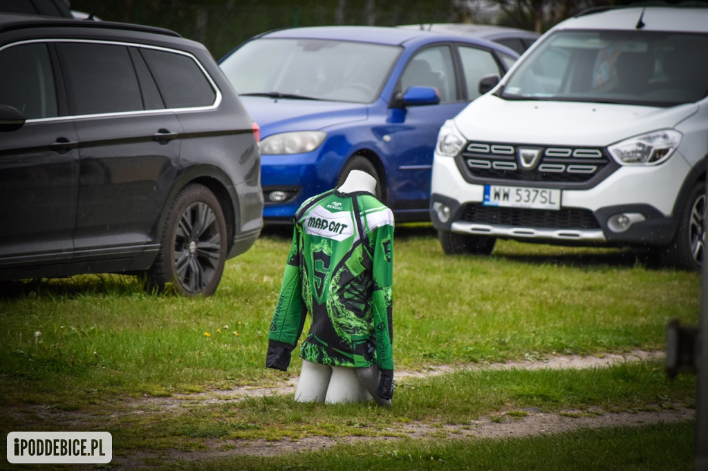 Popularni YouTuberzy grają w paintballa pod Uniejowem [ZDJĘCIA]