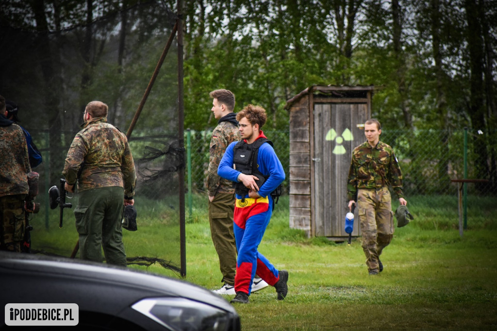 Popularni YouTuberzy grają w paintballa pod Uniejowem [ZDJĘCIA]