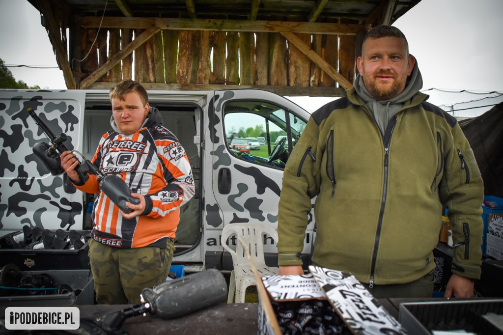 Popularni YouTuberzy grają w paintballa pod Uniejowem [ZDJĘCIA]