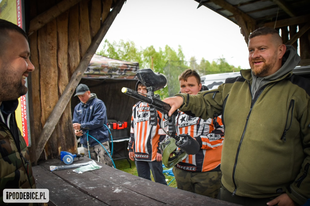 Popularni YouTuberzy grają w paintballa pod Uniejowem [ZDJĘCIA]