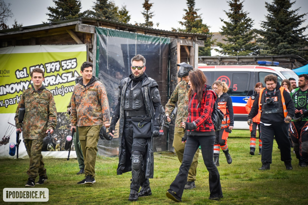 Popularni YouTuberzy grają w paintballa pod Uniejowem [ZDJĘCIA]