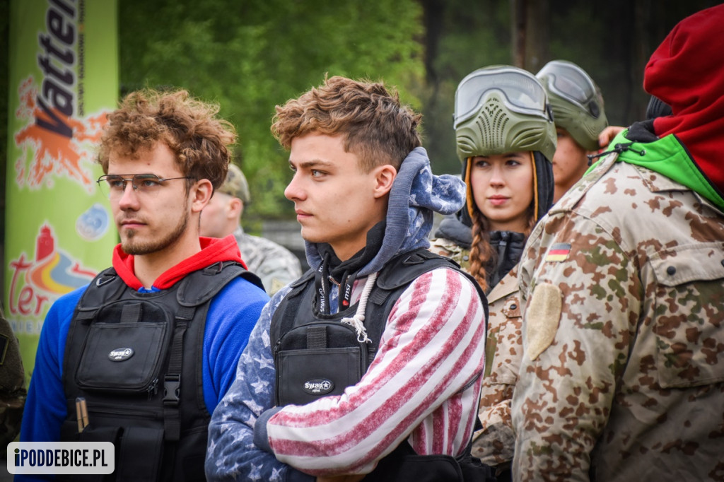 Popularni YouTuberzy grają w paintballa pod Uniejowem [ZDJĘCIA]