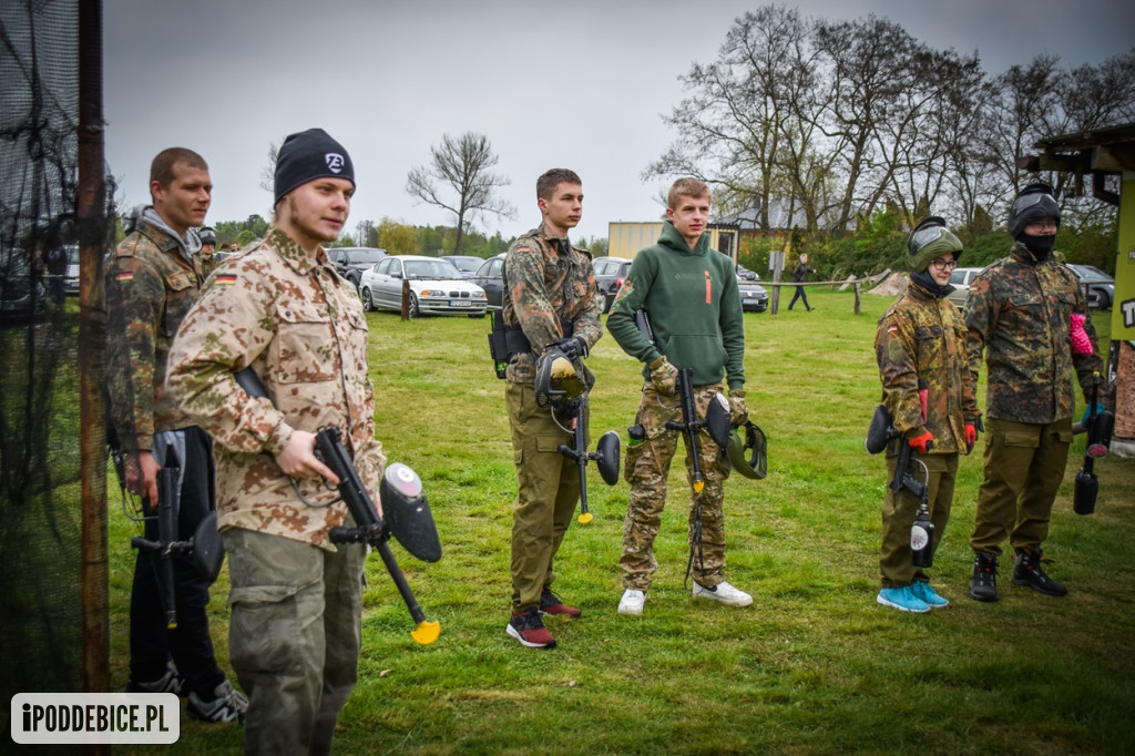 Popularni YouTuberzy grają w paintballa pod Uniejowem [ZDJĘCIA]