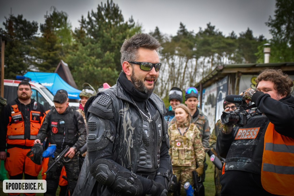 Popularni YouTuberzy grają w paintballa pod Uniejowem [ZDJĘCIA]