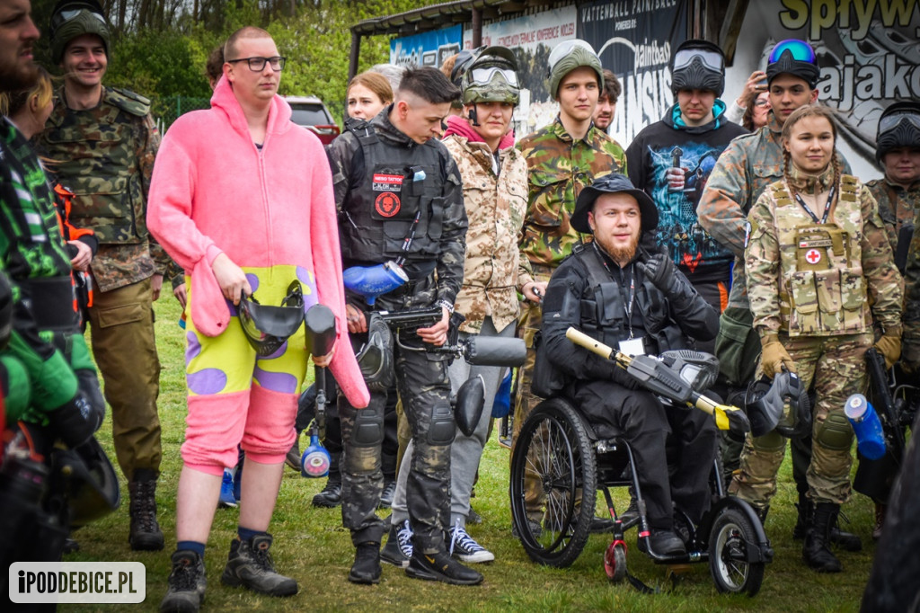 Popularni YouTuberzy grają w paintballa pod Uniejowem [ZDJĘCIA]
