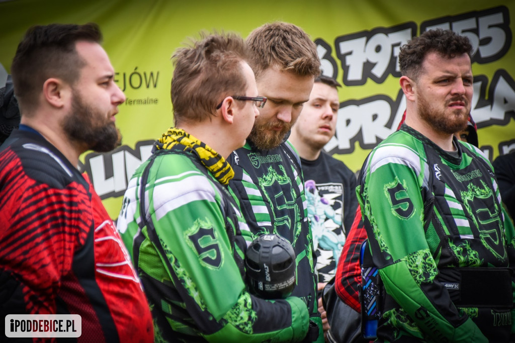 Popularni YouTuberzy grają w paintballa pod Uniejowem [ZDJĘCIA]