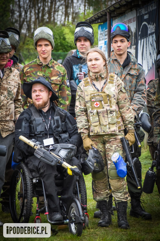 Popularni YouTuberzy grają w paintballa pod Uniejowem [ZDJĘCIA]