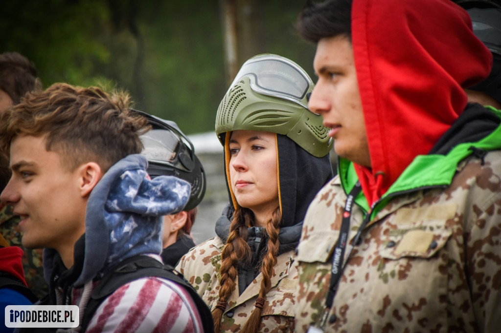 Popularni YouTuberzy grają w paintballa pod Uniejowem [ZDJĘCIA]
