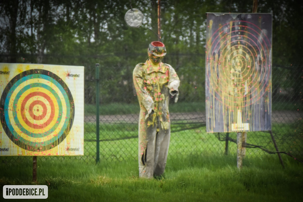 Popularni YouTuberzy grają w paintballa pod Uniejowem [ZDJĘCIA]
