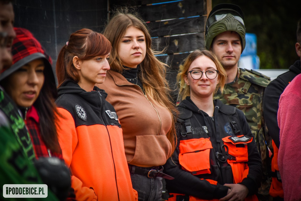 Popularni YouTuberzy grają w paintballa pod Uniejowem [ZDJĘCIA]