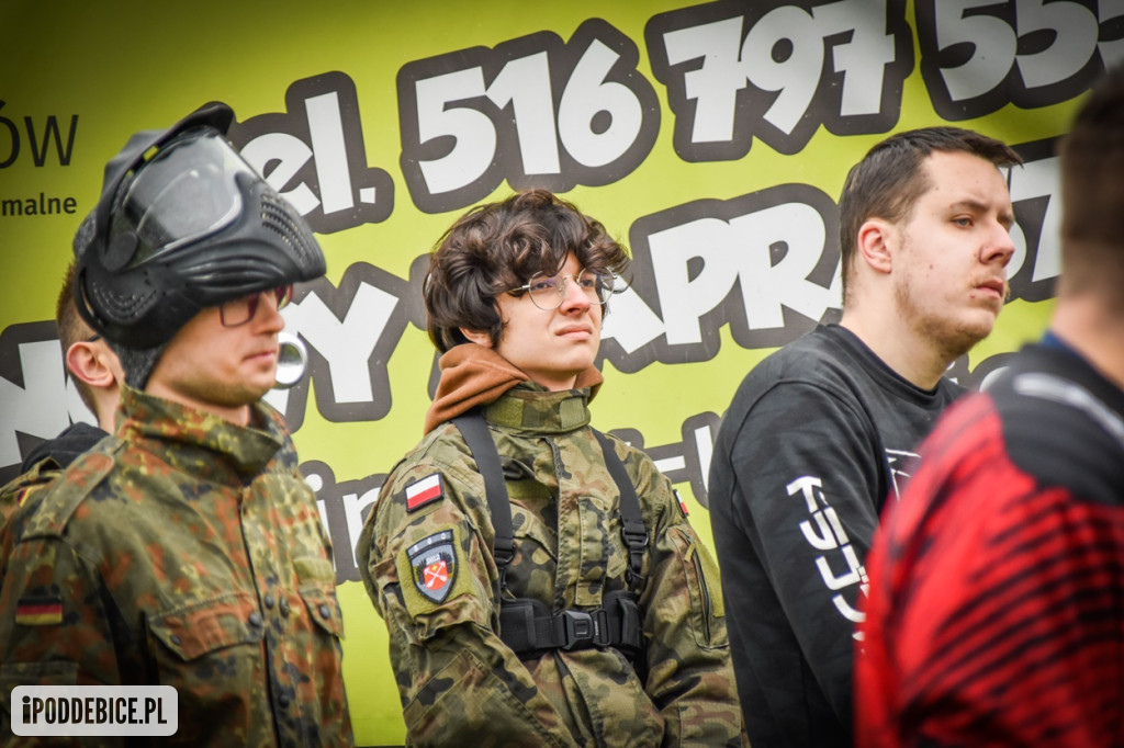 Popularni YouTuberzy grają w paintballa pod Uniejowem [ZDJĘCIA]