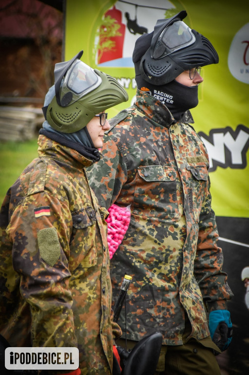 Popularni YouTuberzy grają w paintballa pod Uniejowem [ZDJĘCIA]