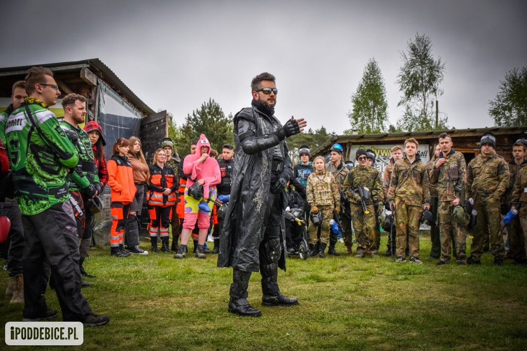 Popularni YouTuberzy grają w paintballa pod Uniejowem [ZDJĘCIA]