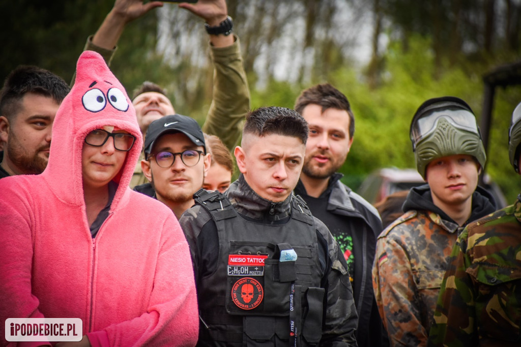 Popularni YouTuberzy grają w paintballa pod Uniejowem [ZDJĘCIA]