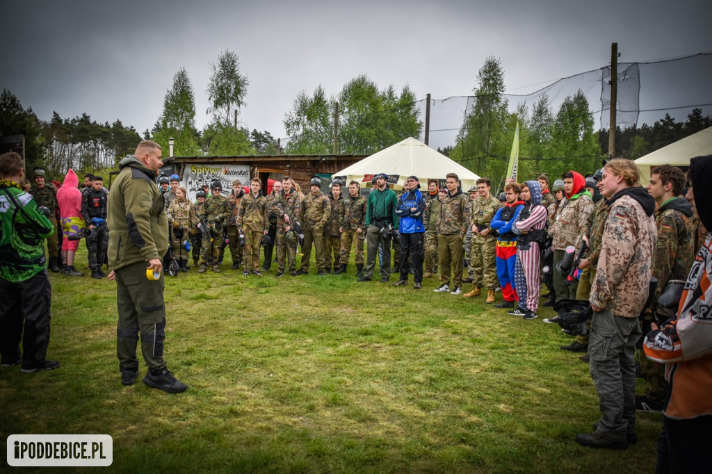 Popularni YouTuberzy grają w paintballa pod Uniejowem [ZDJĘCIA]