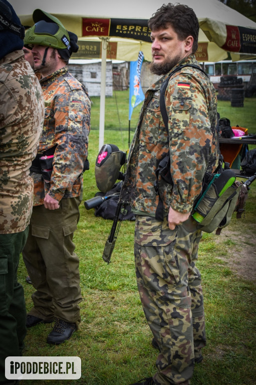 Popularni YouTuberzy grają w paintballa pod Uniejowem [ZDJĘCIA]